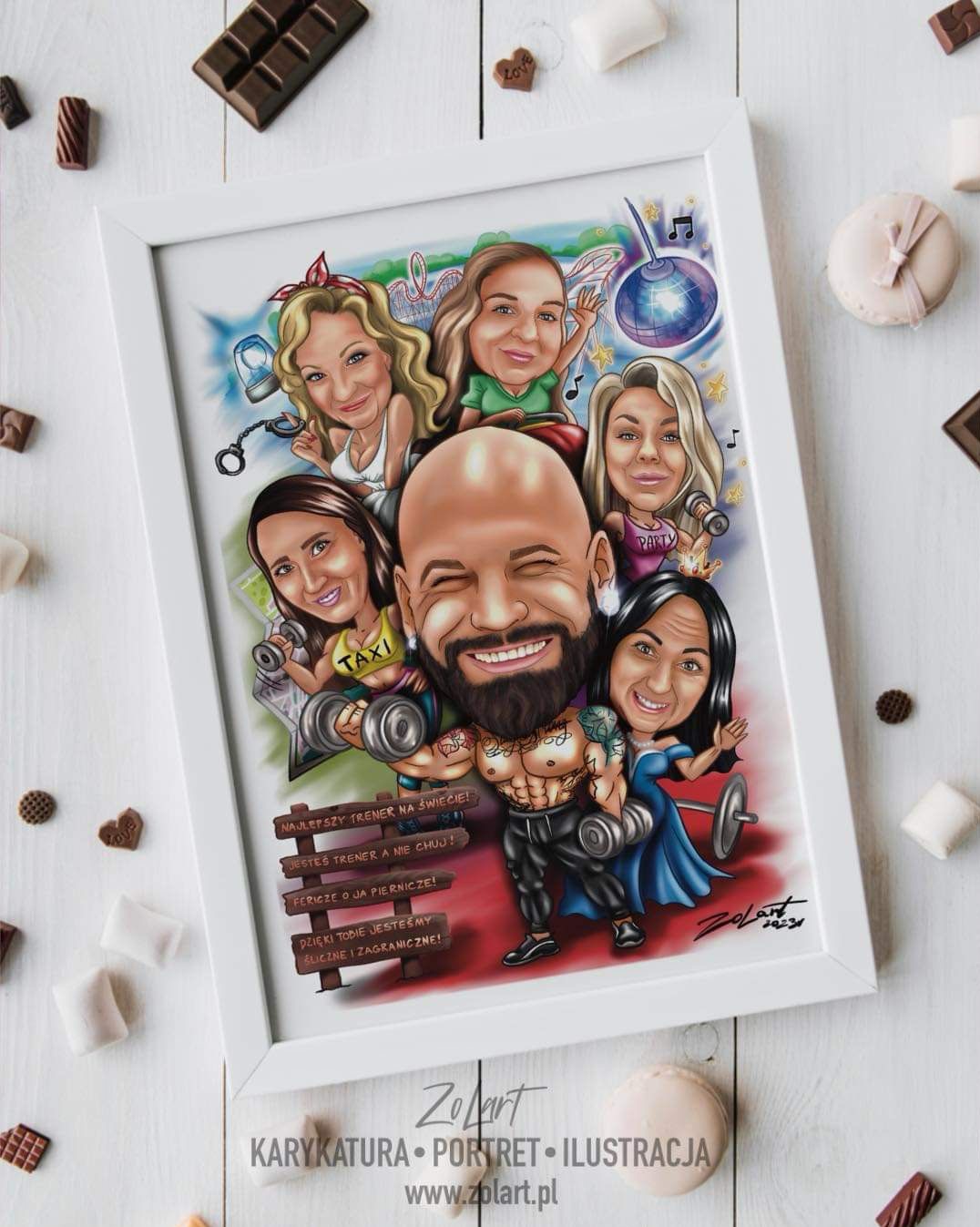 Karykatura w ramce przedstawiająca trenera personalnego otoczonego przez uśmiechnięte kobiety, każda z nich trzyma hantle, a całość w stylistyce humorystycznej ilustracji z napisami na drewnianych...