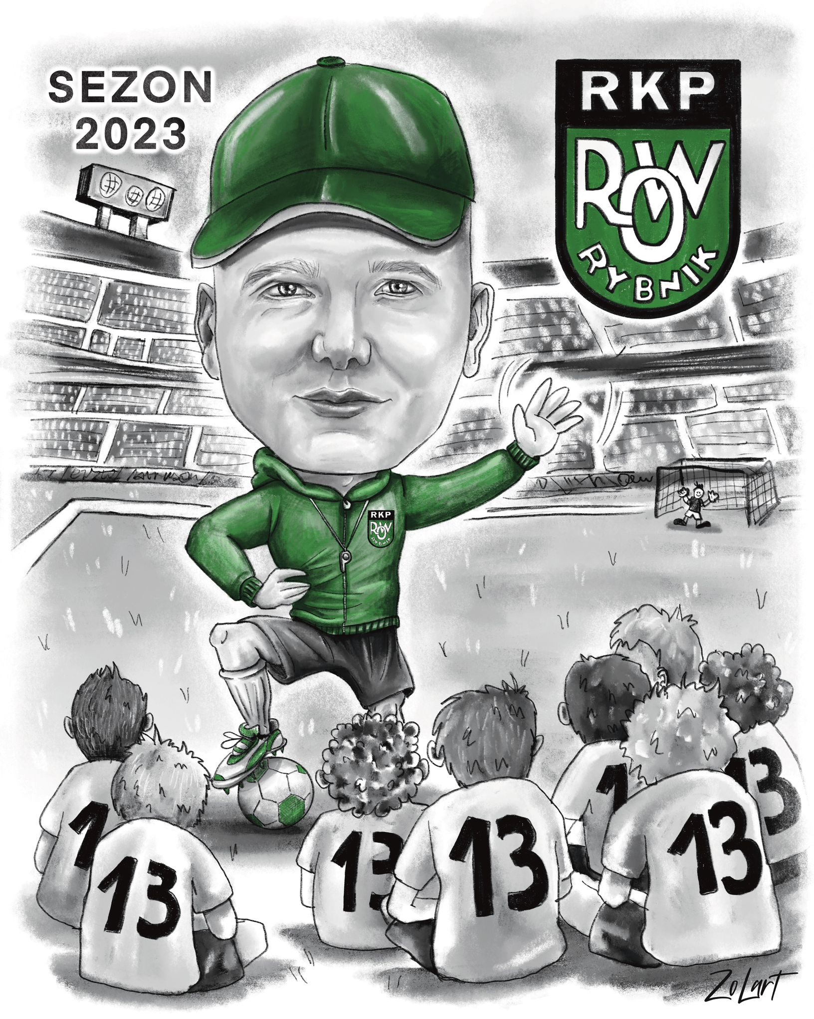 Rysunek karykaturalny przedstawiający trenera piłkarskiego RKP ROW Rybnik z dużą głową, w zielonej bluzie i czapce, stojącego na boisku z piłką i grupą dzieci w koszulkach z numerem 13, w tle...