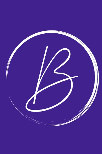 Grafika przedstawia białe, stylizowane litery 'B' w okręgu z efektem pędzla na jednolitym fioletowym tle.