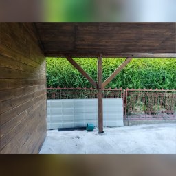 Efekt końcowy wykonania wiaty samochodowej jednospadowego o wymiarach 7x4.5m.
Wiata zostala przykotwiona do ściany domu za pomocą kotew chemicznych.
Na życzenie klienta pod wiatą, jako jej integralną część została zbudowana szopa narzędziowa.