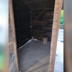 Efekt końcowy wykonania wiaty samochodowej jednospadowego o wymiarach 7x4.5m.
Wiata zostala przykotwiona do ściany domu za pomocą kotew chemicznych.
Na życzenie klienta pod wiatą, jako jej integralną część została zbudowana szopa narzędziowa.