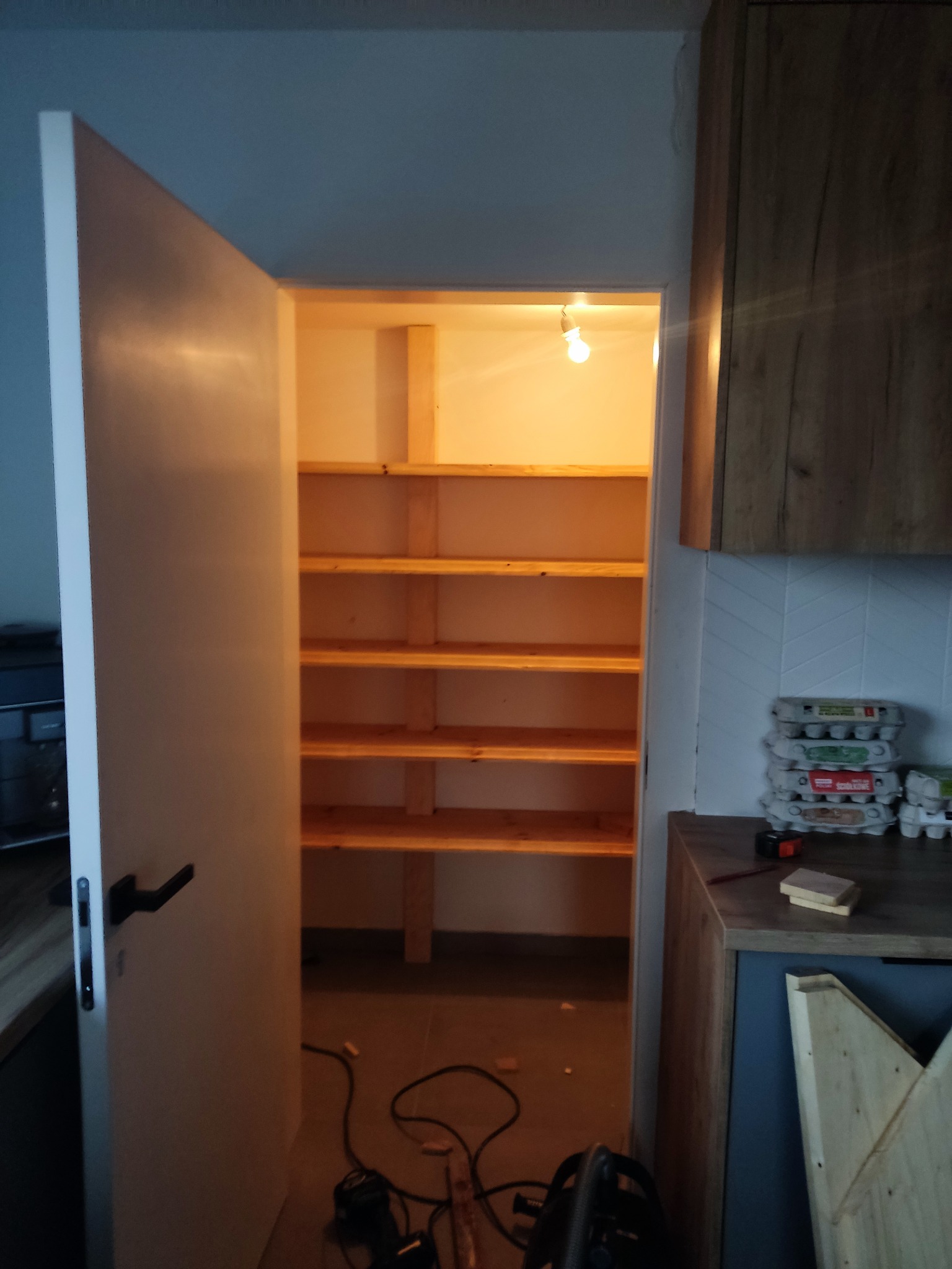 Spiżarka na wymiar podczas montażu.