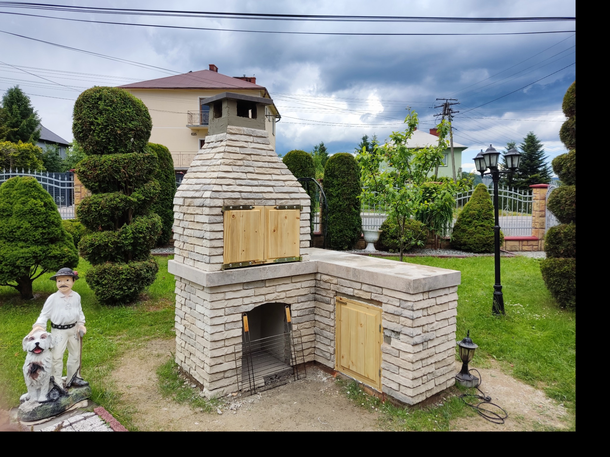 Drzwiczki do grilla zamykane na skobel.