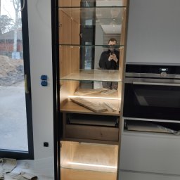 Oświetlenie LED witryny z regulacją natężenia oświetlenia w przycisku.