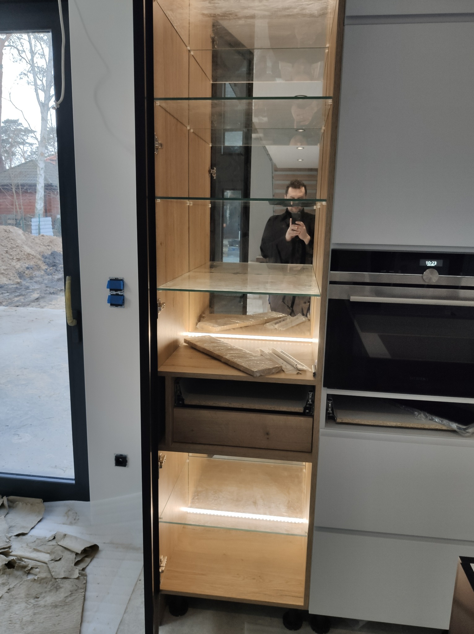 Oświetlenie LED witryny z regulacją natężenia oświetlenia w przycisku.