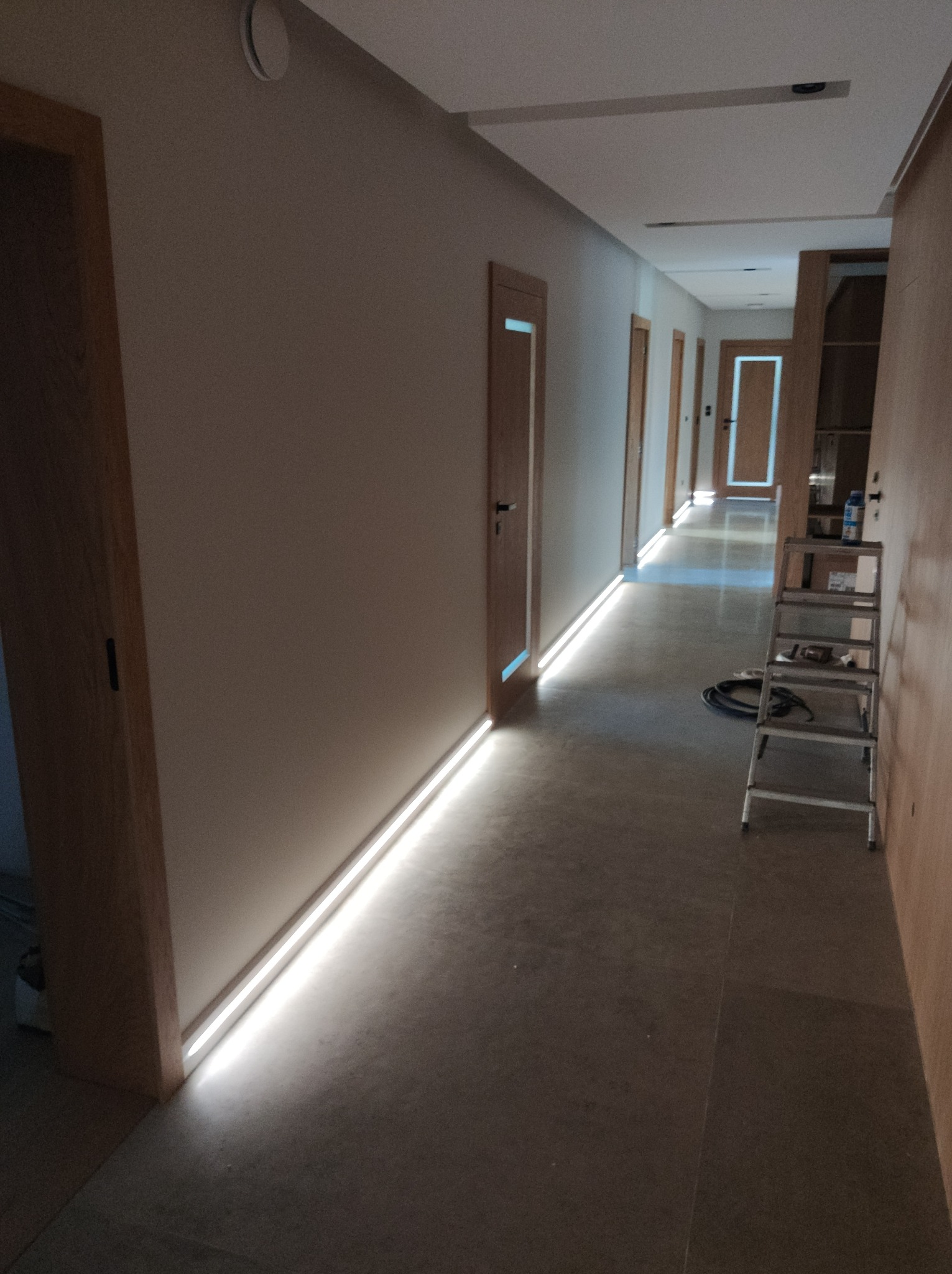 Podświetlane listwy przypodłogowe włączane czujnikiem ruchu.