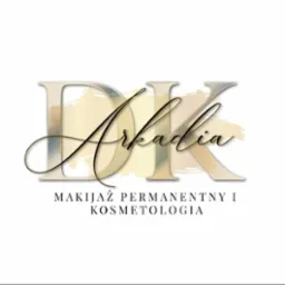 Eleganckie logo firmy DK Arkadia, oferującej makijaż permanentny i usługi kosmetologiczne, z delikatnymi akcentami beżu i złota.
