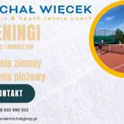 Baner reklamowy trenera tenisa ziemnego i plażowego Michała Więcka, oferującego treningi dla dzieci i dorosłych. Na banerze widoczne zdjęcia kortu tenisowego i grupy osób na korcie do tenisa...