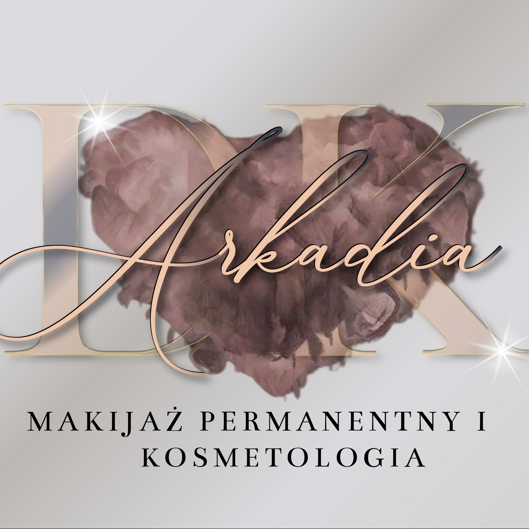 Graficzne logo firmy 'Arkadia' specjalizującej się w makijażu permanentnym i kosmetologii, z elementami w kolorach beżu i brudnego różu na jasnoszarym tle.