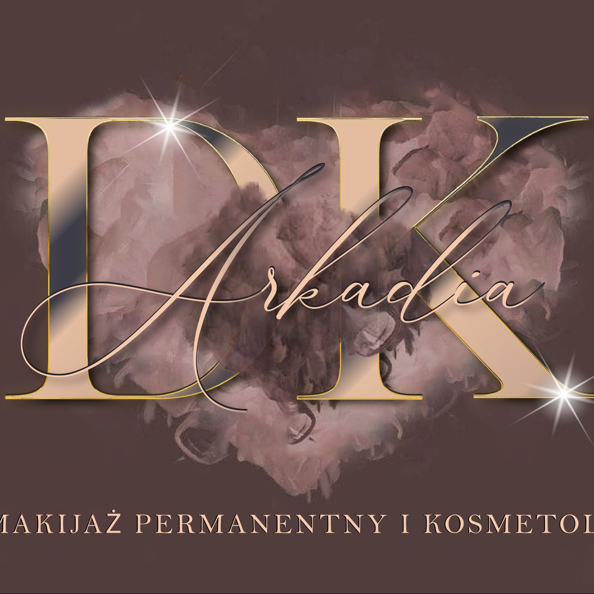 Logo firmy 'Arkadia' z branży makijażu permanentnego i kosmetologii, z dużymi literami 'DK' i nazwą firmy napisaną kursywą na tle rozmytych plam w odcieniach brązu i beżu.