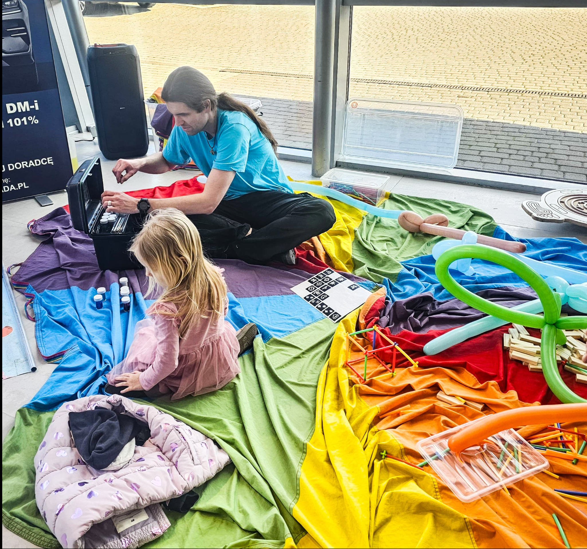 Zabawa, zabawa i tatuaże brokatowe!