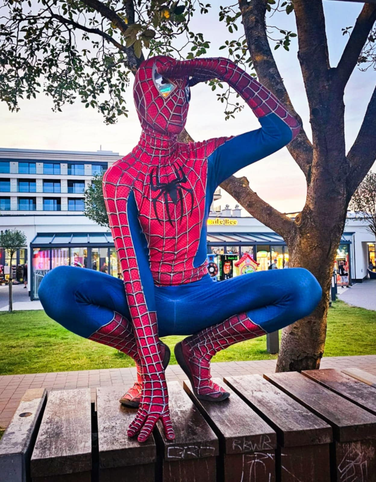 Spiderman wypatruje imprez!