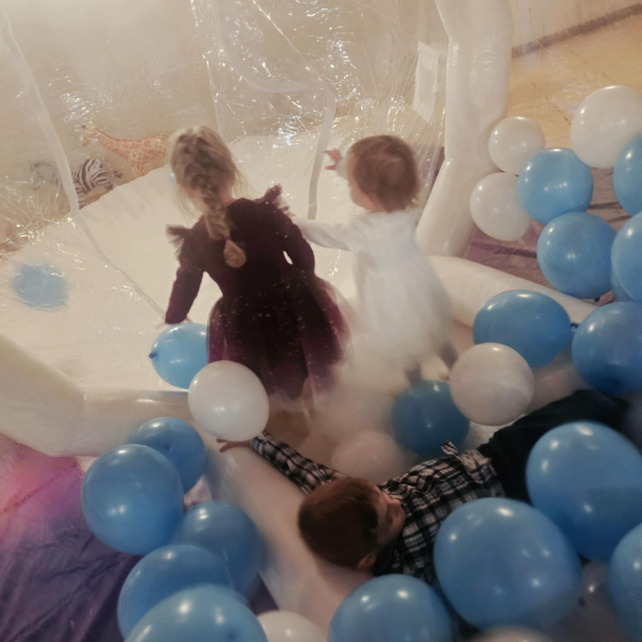 Zabawa w domku bąbelkowym - balonowe szaleństwo!