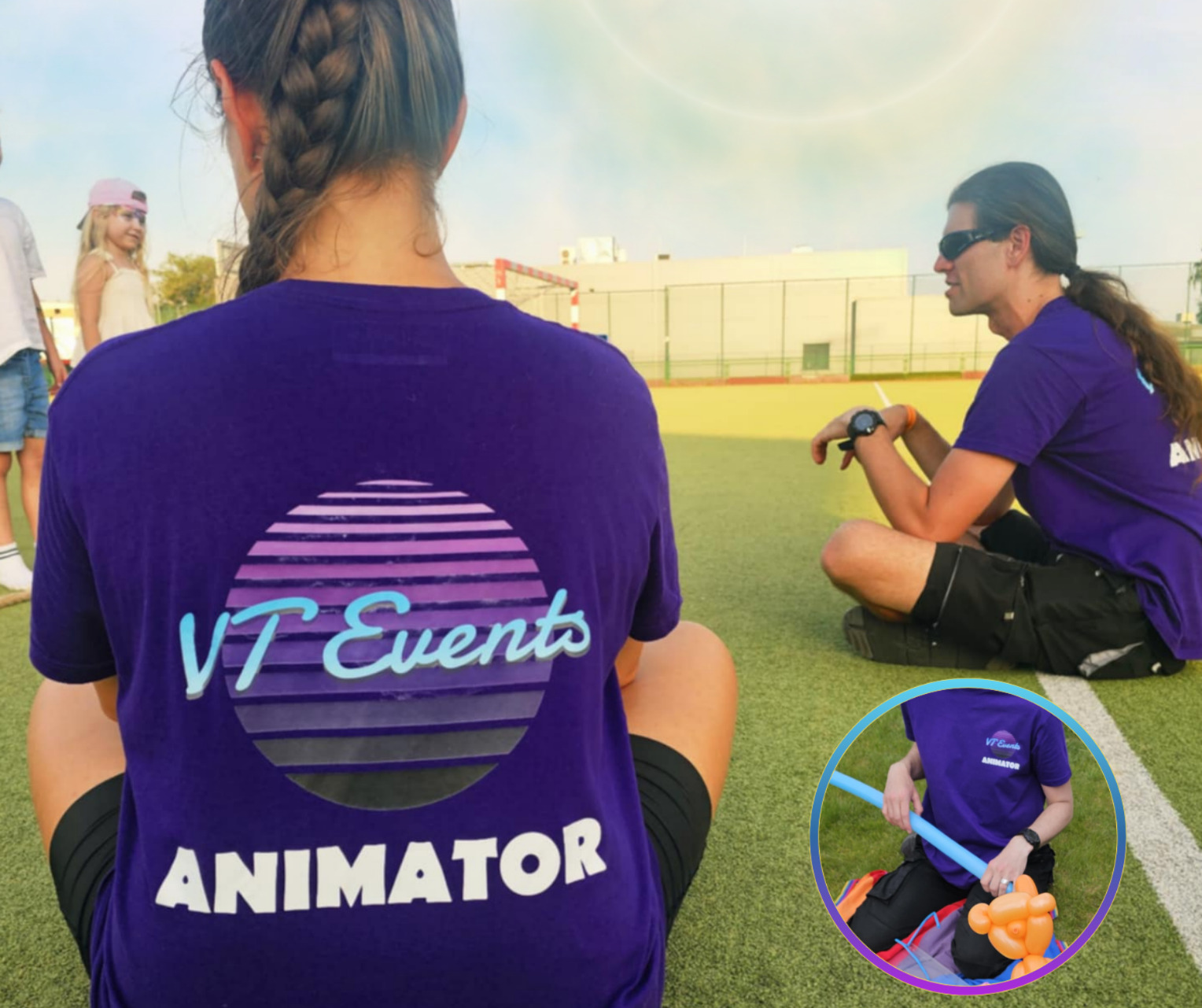 Animator VT Events w fioletowej koszulce z logo, siedzący na trawie. W tle dzieci i budynek. W prawym dolnym rogu w kółku animator modelujący balon.