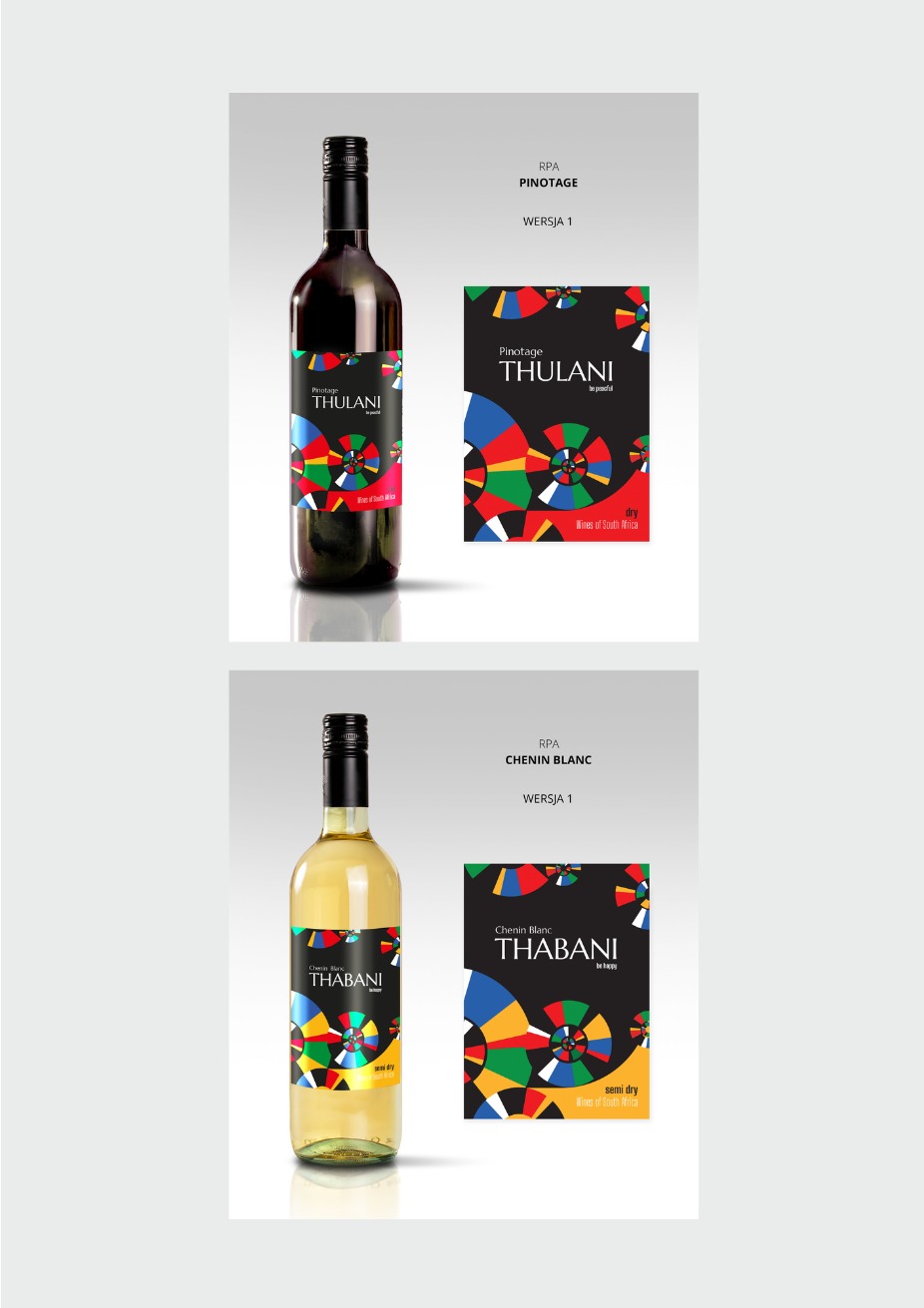 Dwie butelki wina (Pinotage i Chenin Blanc) z unikalnymi, kolorowymi etykietami na czarnym tle, wersja 1. Projekt etykiety z geometrycznym wzorem i nazwą wina.