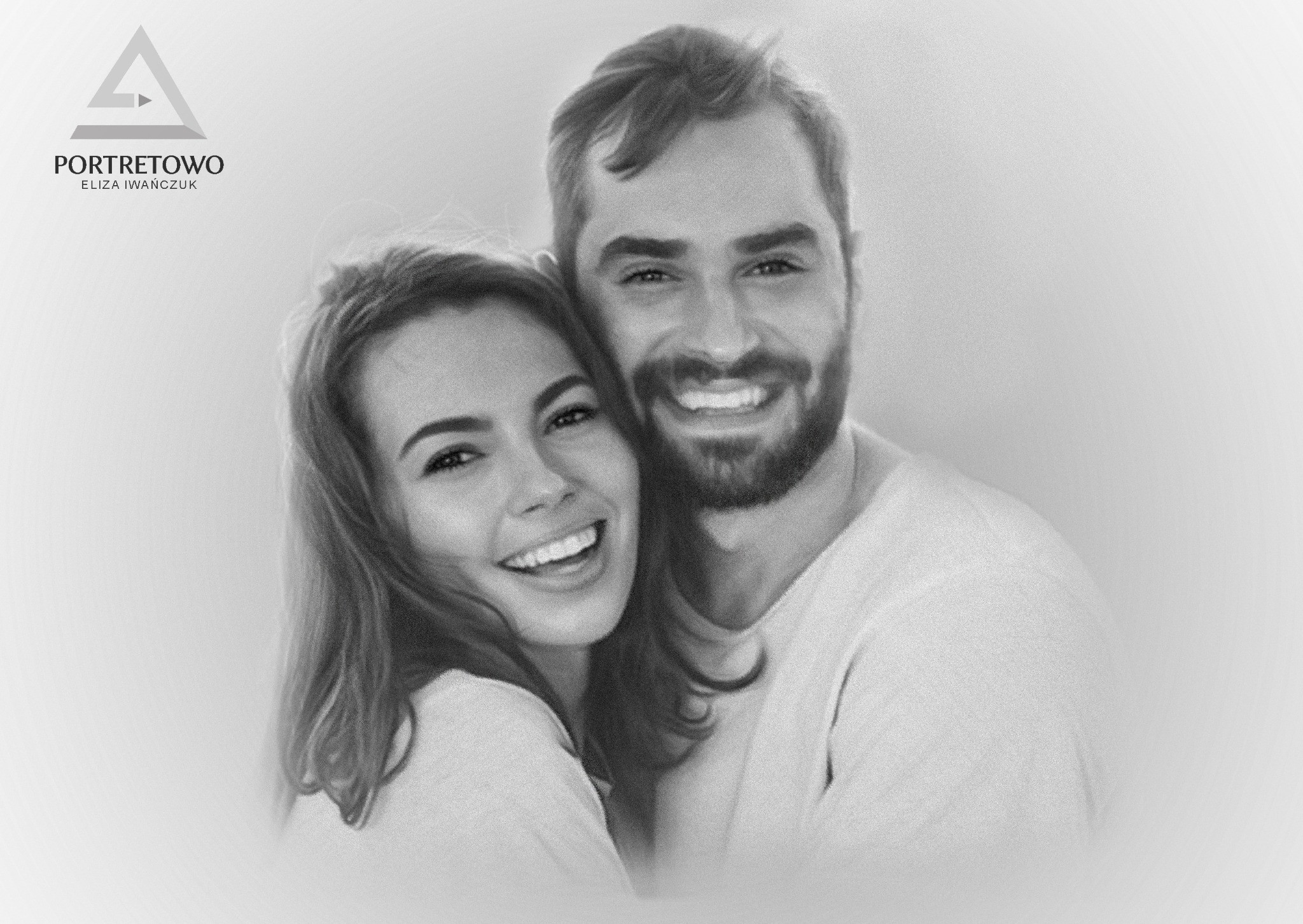 Czarno-biały portret uśmiechniętej pary, wykonany techniką rysunku ołówkiem, z widocznym logo artysty w lewym górnym rogu.