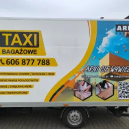 Reklama firmy na samochodzie dostawczym z napisem 'TAXI BAGAŻOWE' i numerem telefonu, oferującej usługi: przeprowadzki, montaż paneli podłogowych, montaż i skręcanie mebli oraz usługi transportowe.