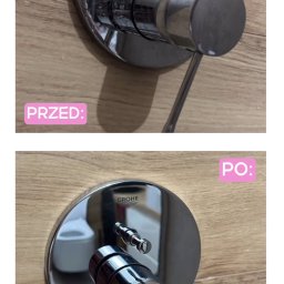PureClean & Refresh - Kran prysznicowy na drewnopodobnej ścianie, widok przed i po czyszczeniu, z widocznymi śladami osadu na górnym zdjęciu i lśniącą powierzchnią na dolnym, obok logo firmy sprzątającej z napisem 'PURE...