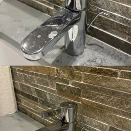 PureClean & Refresh - Kran łazienkowy przed i po czyszczeniu, widoczne plamy i osad przed, lśniąca powierzchnia po, na tle mozaiki z kamienia.