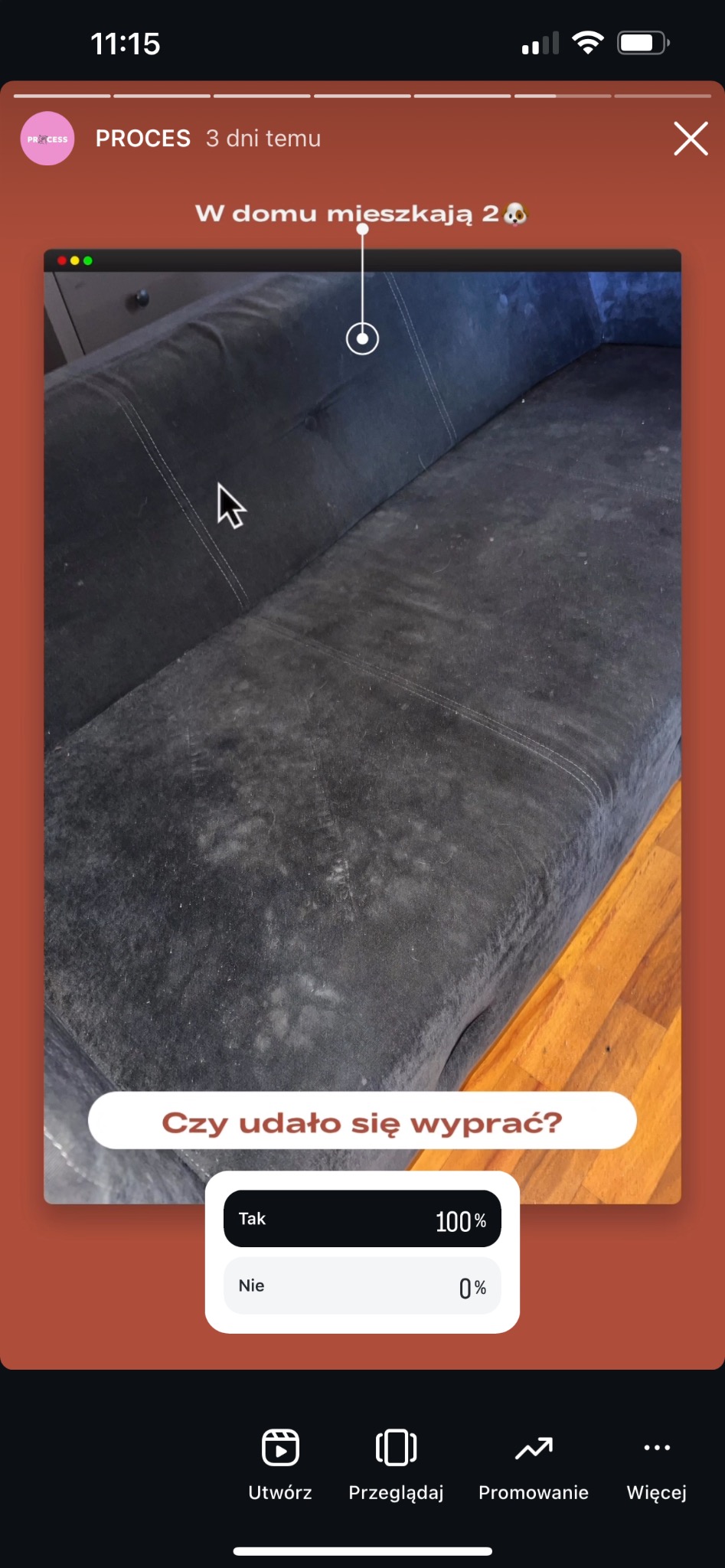 Ciemnoszara kanapa z widocznymi plamami przed czyszczeniem, uchwycona na ekranie telefonu w aplikacji z pytaniem 'Czy udało się wyprać?' i odpowiedzią 'Tak 100%', sugerującą skuteczność procesu.