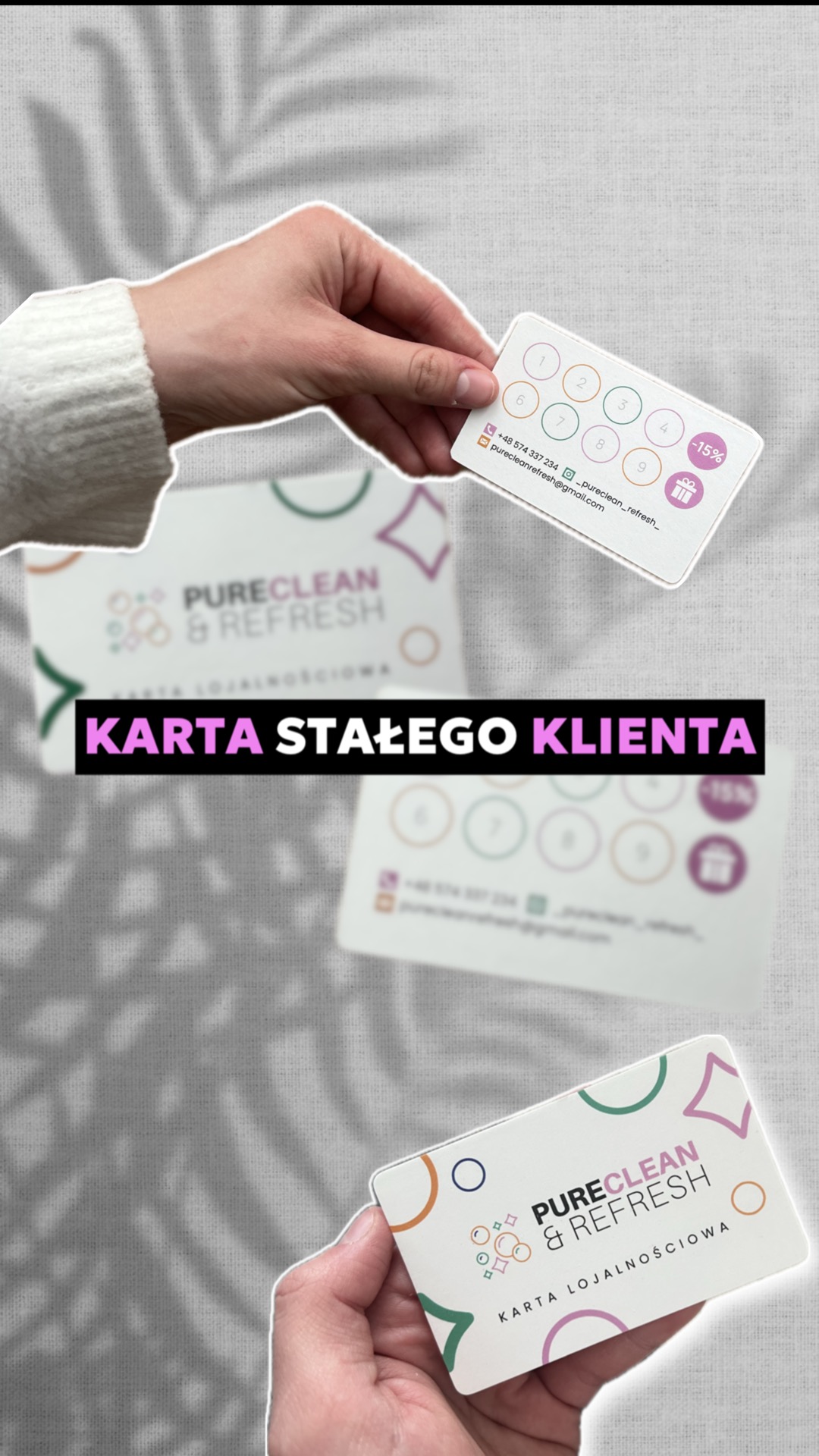 Karta stałego klienta PureClean & Refresh z polami do stemplowania, oferująca rabat -15% po zebraniu wszystkich pieczątek, trzymana w dłoni na rozmytym tle.