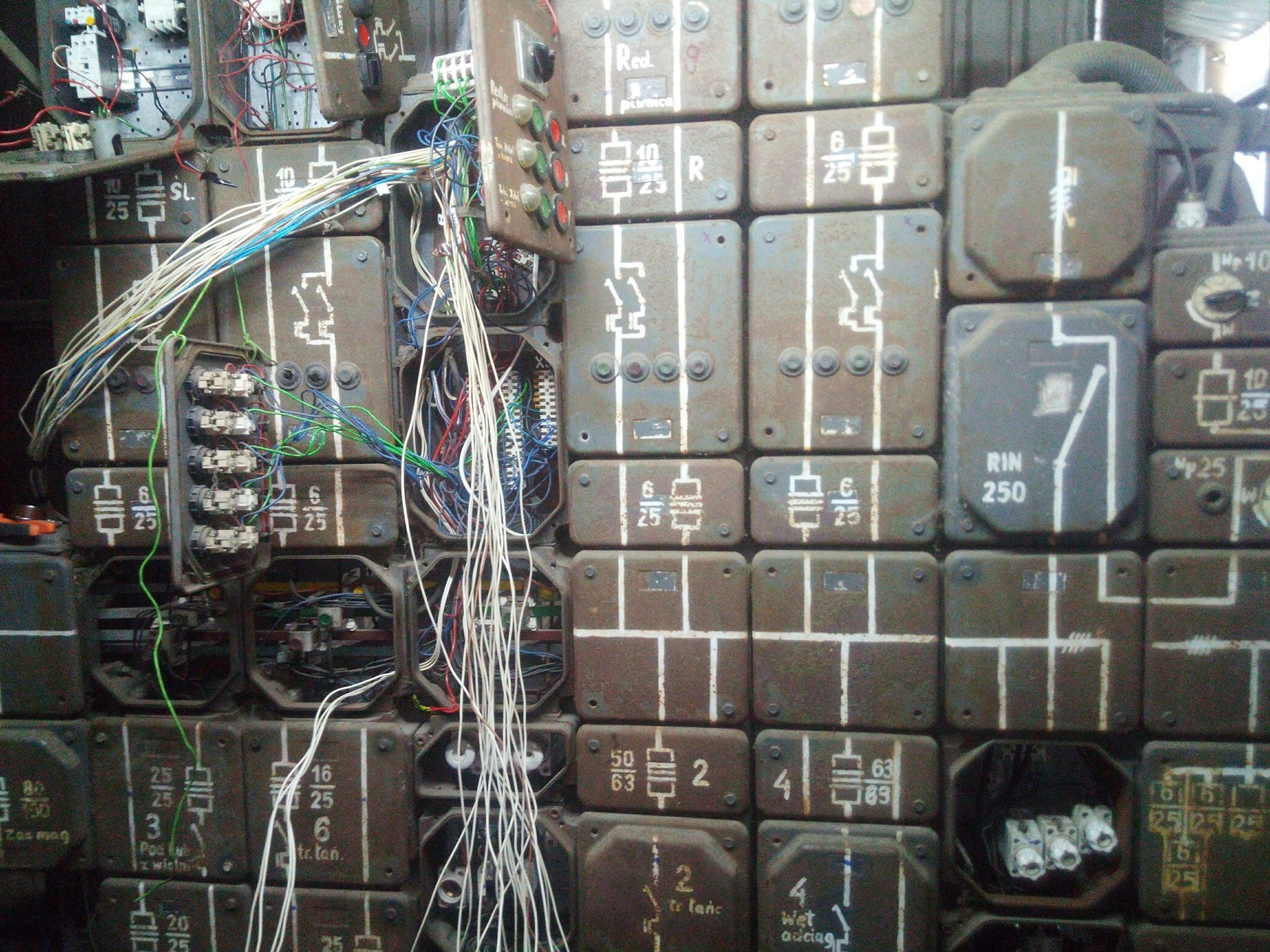 Wymiana instalacji sterowania podajnikami i silosami na zborze.