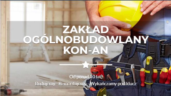 Mężczyzna w niebieskiej koszuli i jeansach trzyma żółty kask na tle surowego wnętrza z drewnianą konstrukcją ścian. Widoczny pas narzędziowy z różnorodnymi narzędziami budowlanymi.