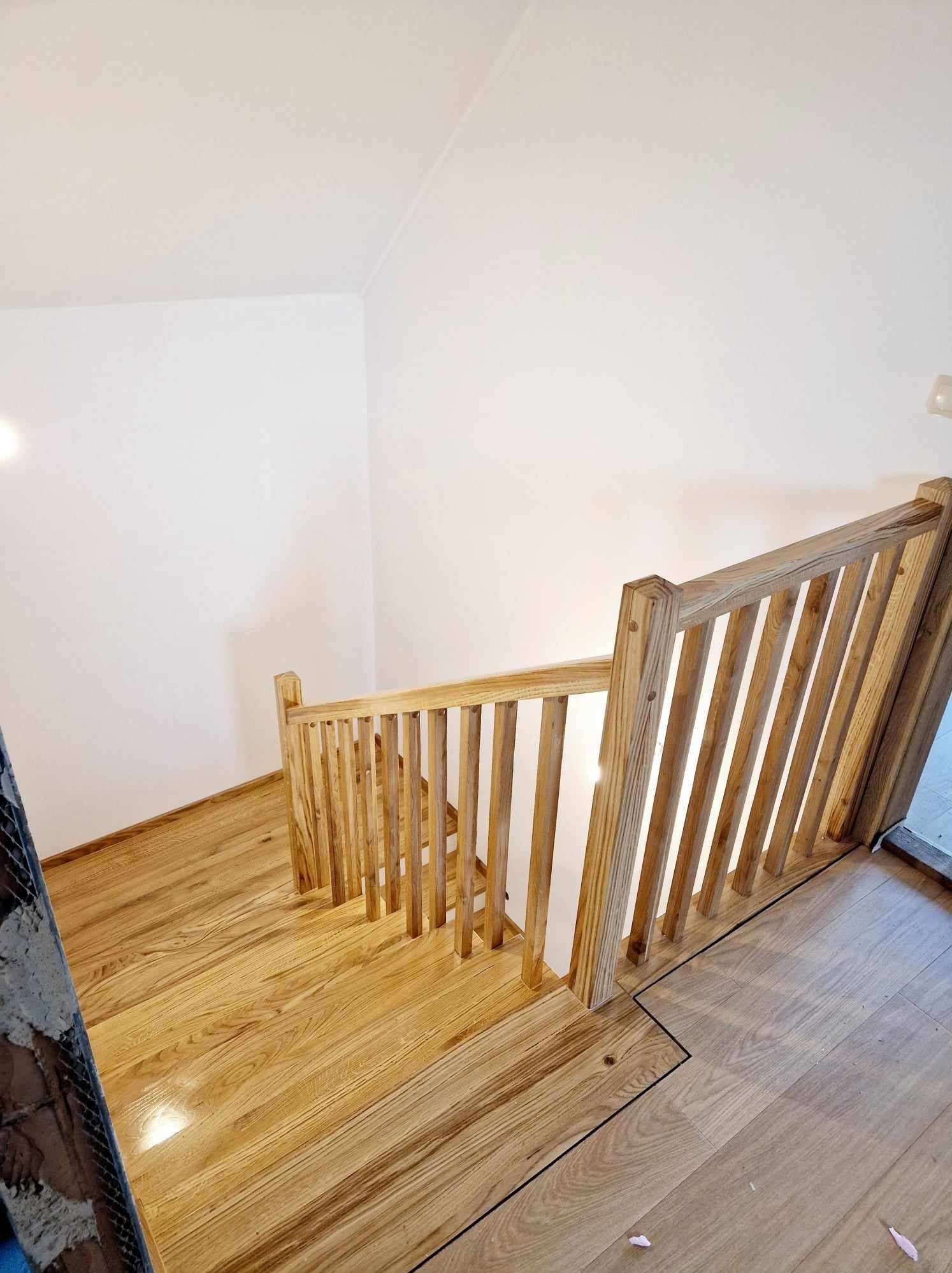 Schody dębowe z drewna litego na beton