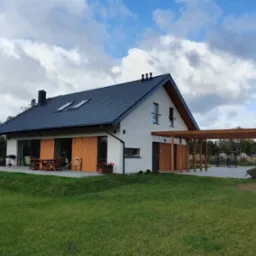 Dom mieszkalny w konstrukcji szkieletowej.