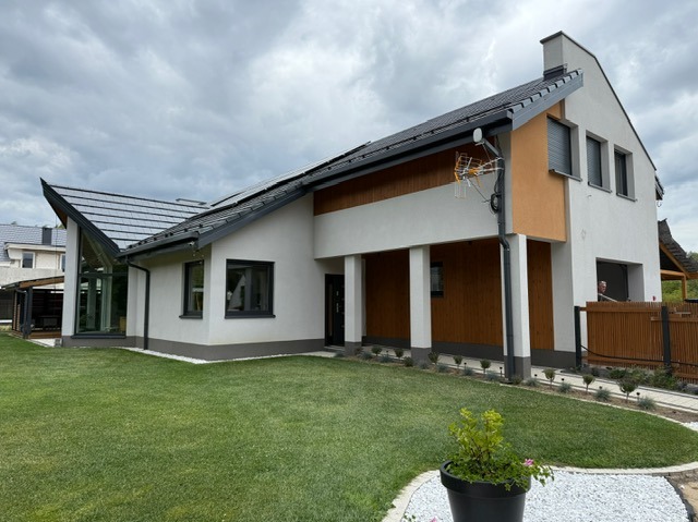 Dom całoroczny w konstrukcji szkieletowej.