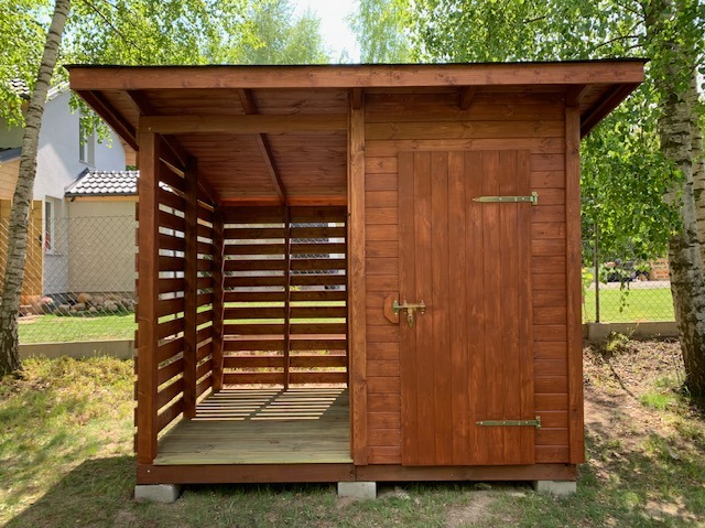 Domek narzędziowy z drewutnią.