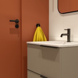 Jakub Pastuszka Kontur Wnętrz - Nowoczesna łazienka z umywalką nablatową, czarną armaturą, pomarańczowymi akcentami na drzwiach i lustrze oraz żółtym ręcznikiem na wieszaku.