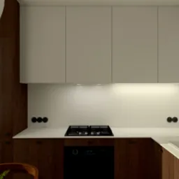 Wizualizacja kuchni z drewnianymi szafkami dolnymi i białymi górnymi, złota bateria przy białym zlewie, płyta indukcyjna i piekarnik w zabudowie, minimalistyczny obraz na ścianie.