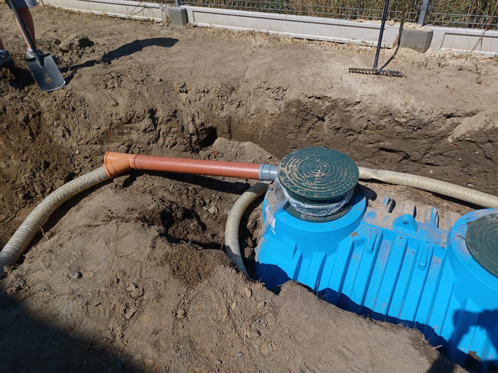 Montaż zbiornika na deszczówkę.