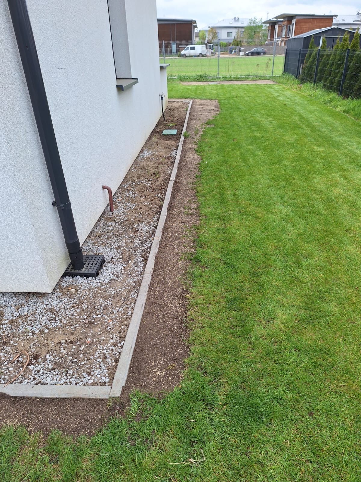 Obrzeże beton lub ekoboard.