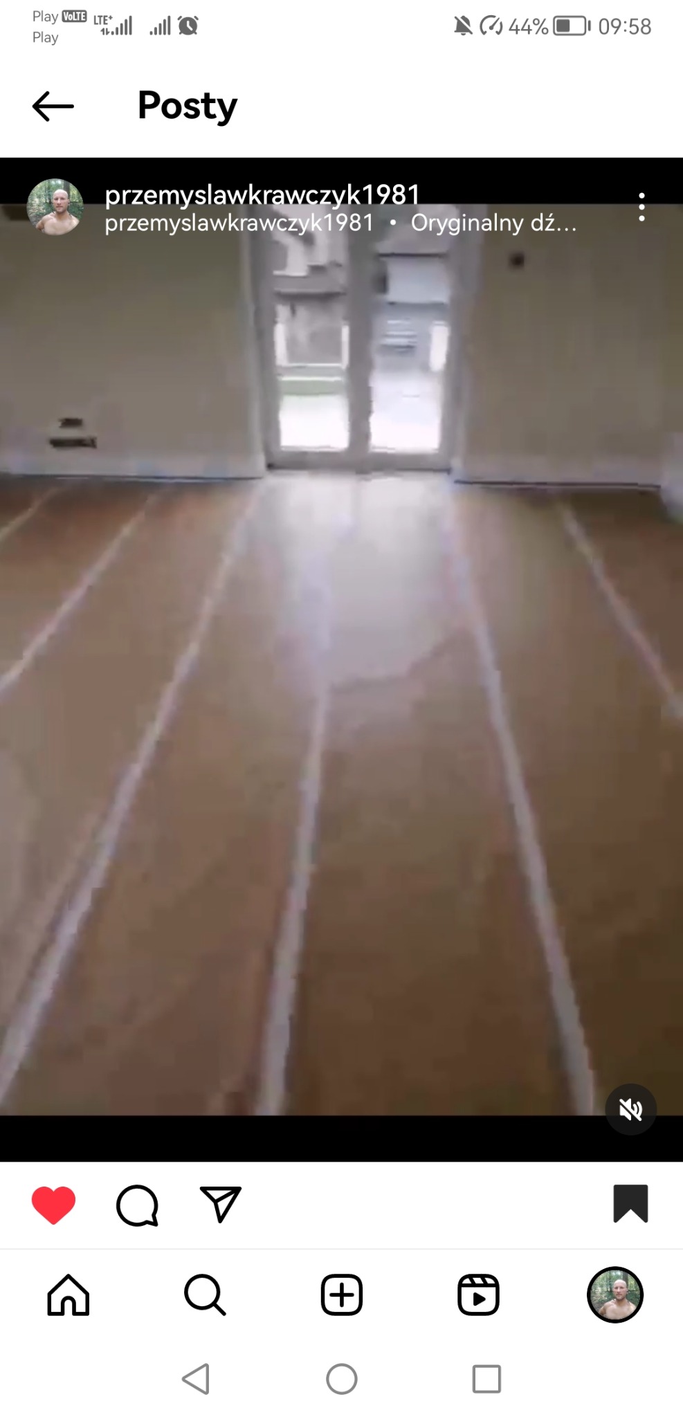 Przygotowany do malowania parkiet z taśmą maskującą przy listwach podłogowych i wokół drzwi balkonowych, ściany w jasnym kolorze.