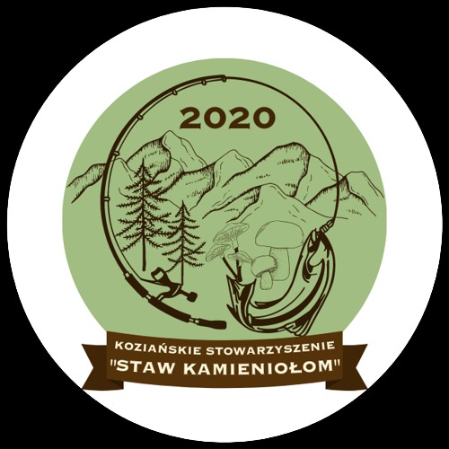 Okrągłe logo Kozińskiego Stowarzyszenia 'Staw Kamieniołom' z motywem gór, drzew iglastych, grzybów, wędki i haczyka na tle jasnej zieleni, z rokiem 2020.