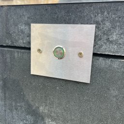 Przycisk dzwonka na ogrodzeniu