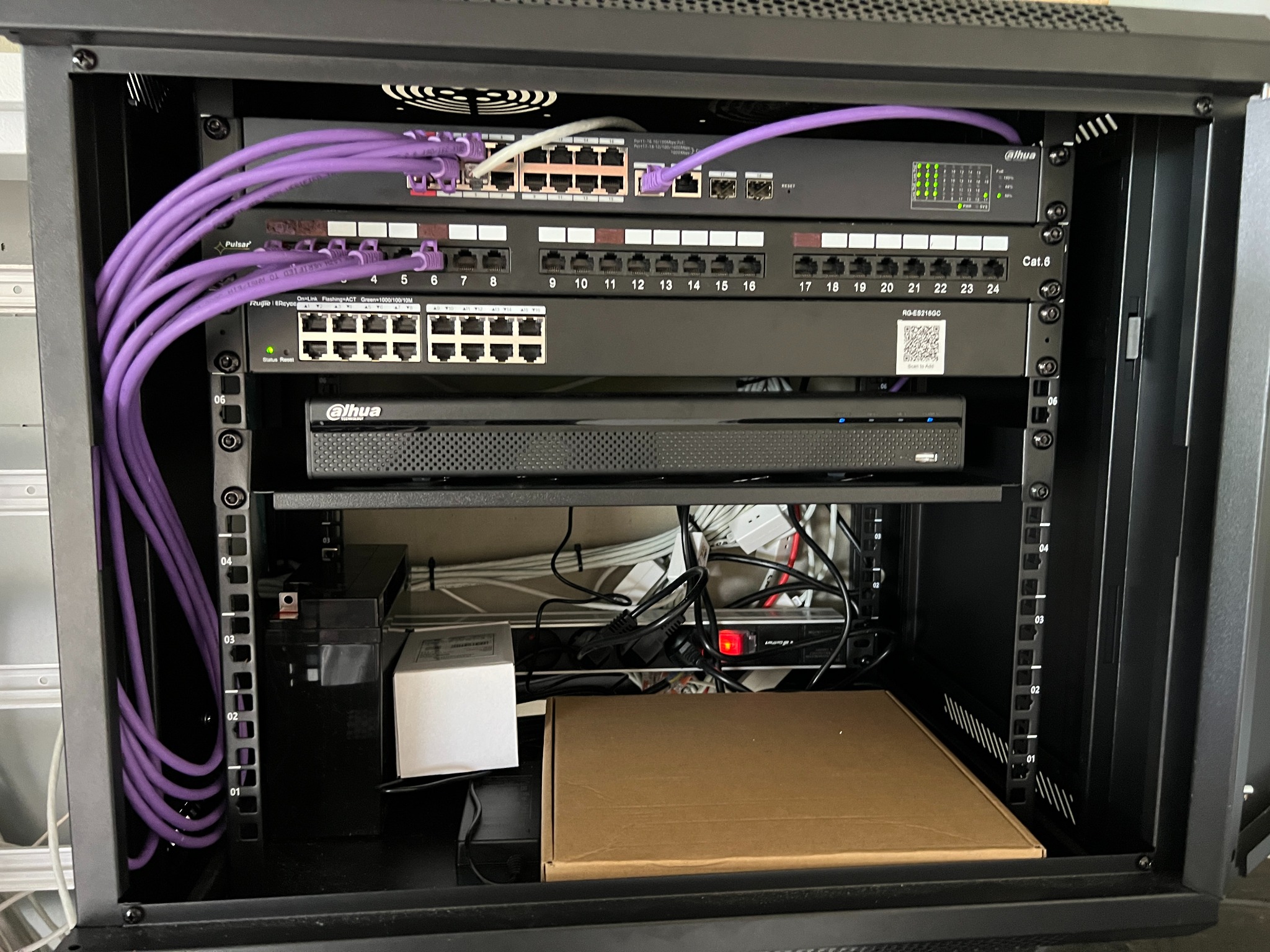 Szafa rack z rejestratorem Dahua, switch poe, oraz swich klasyczny