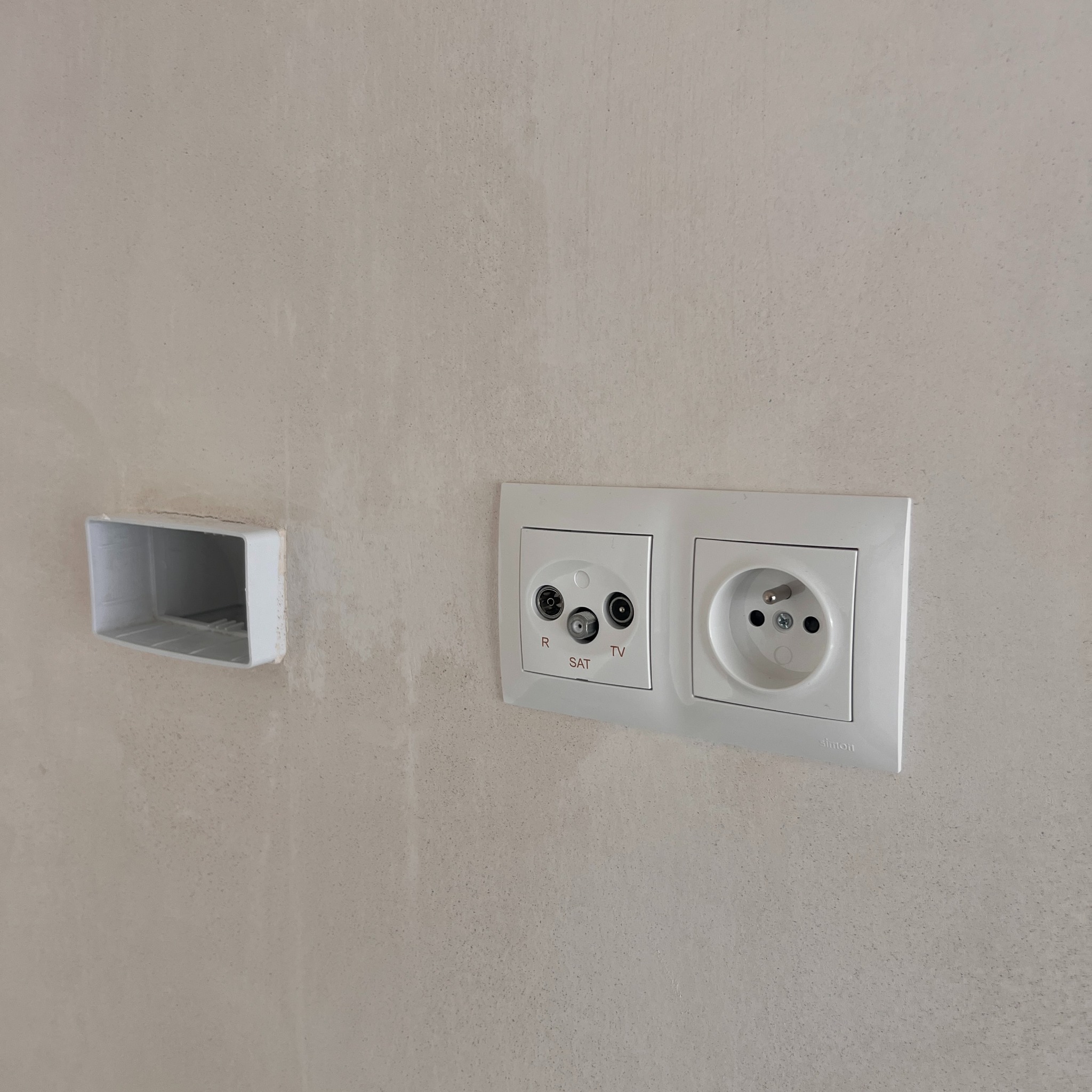 Montaż gniazd i łączników dla dewelopera