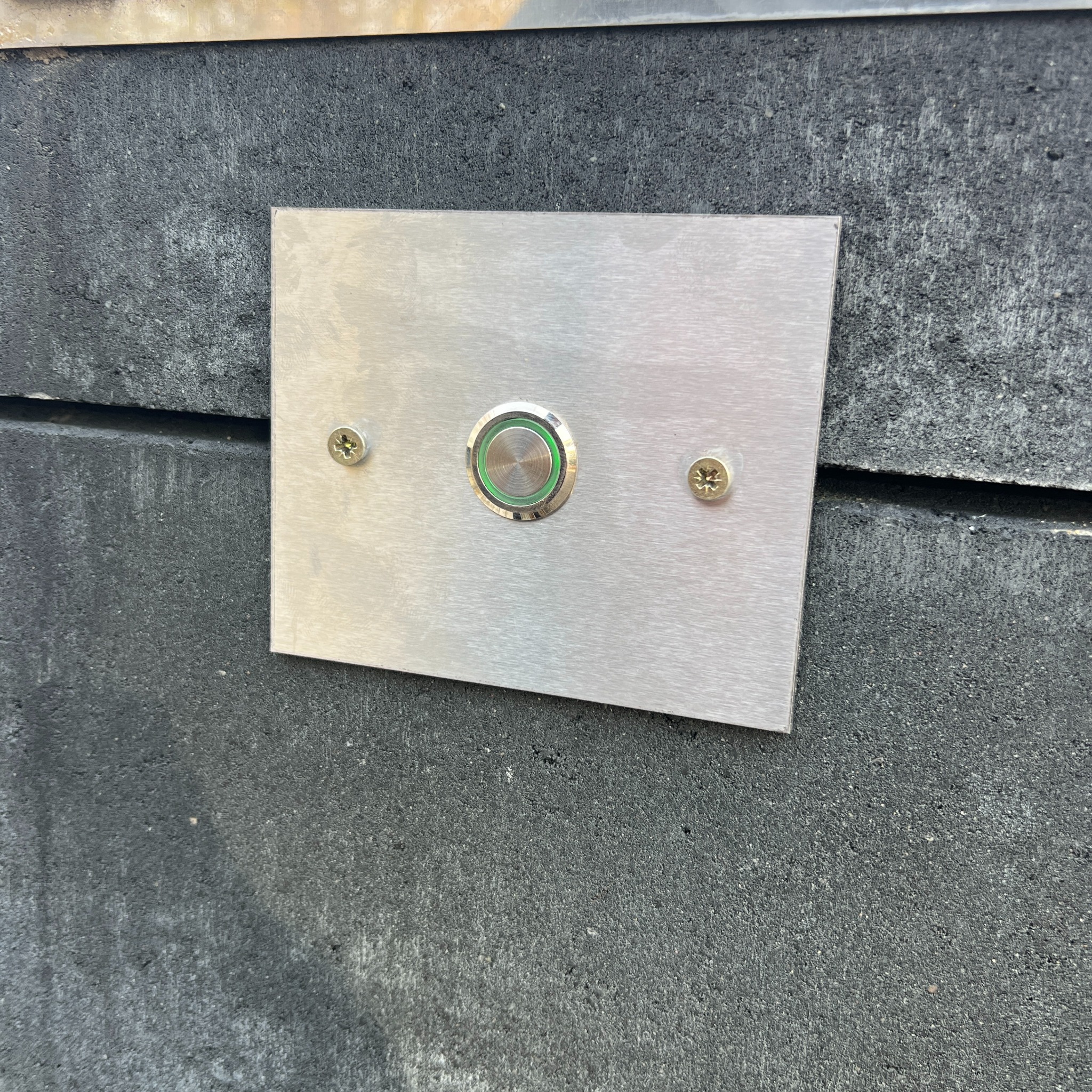 Przycisk dzwonka na ogrodzeniu