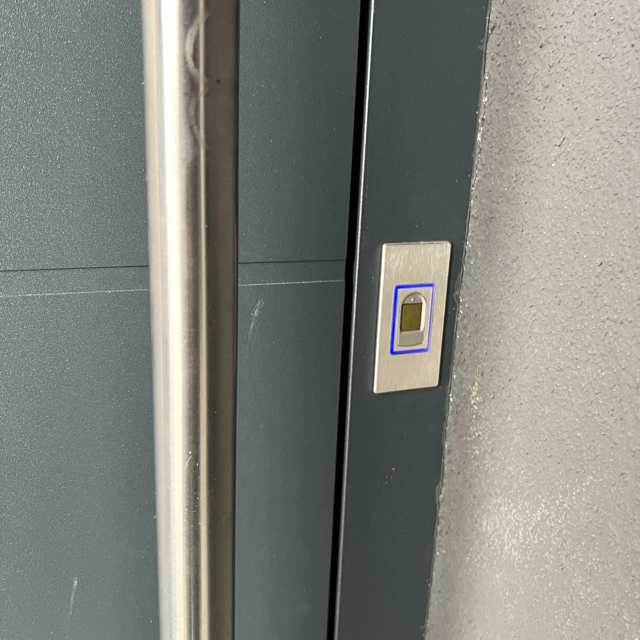 Drzwi wejściowe z zabezpieczeniem na odcisk palca