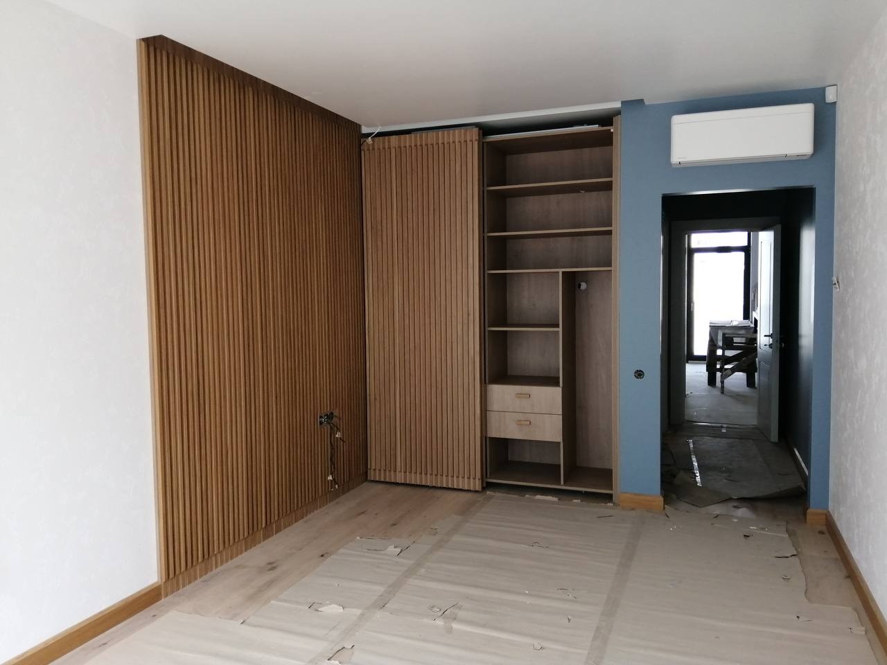 Szafa wnękowa + panel z lamelami