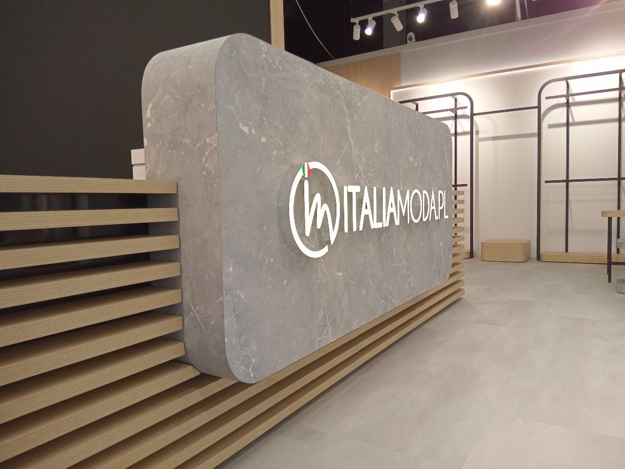 Meble do sklepu odzieżowego