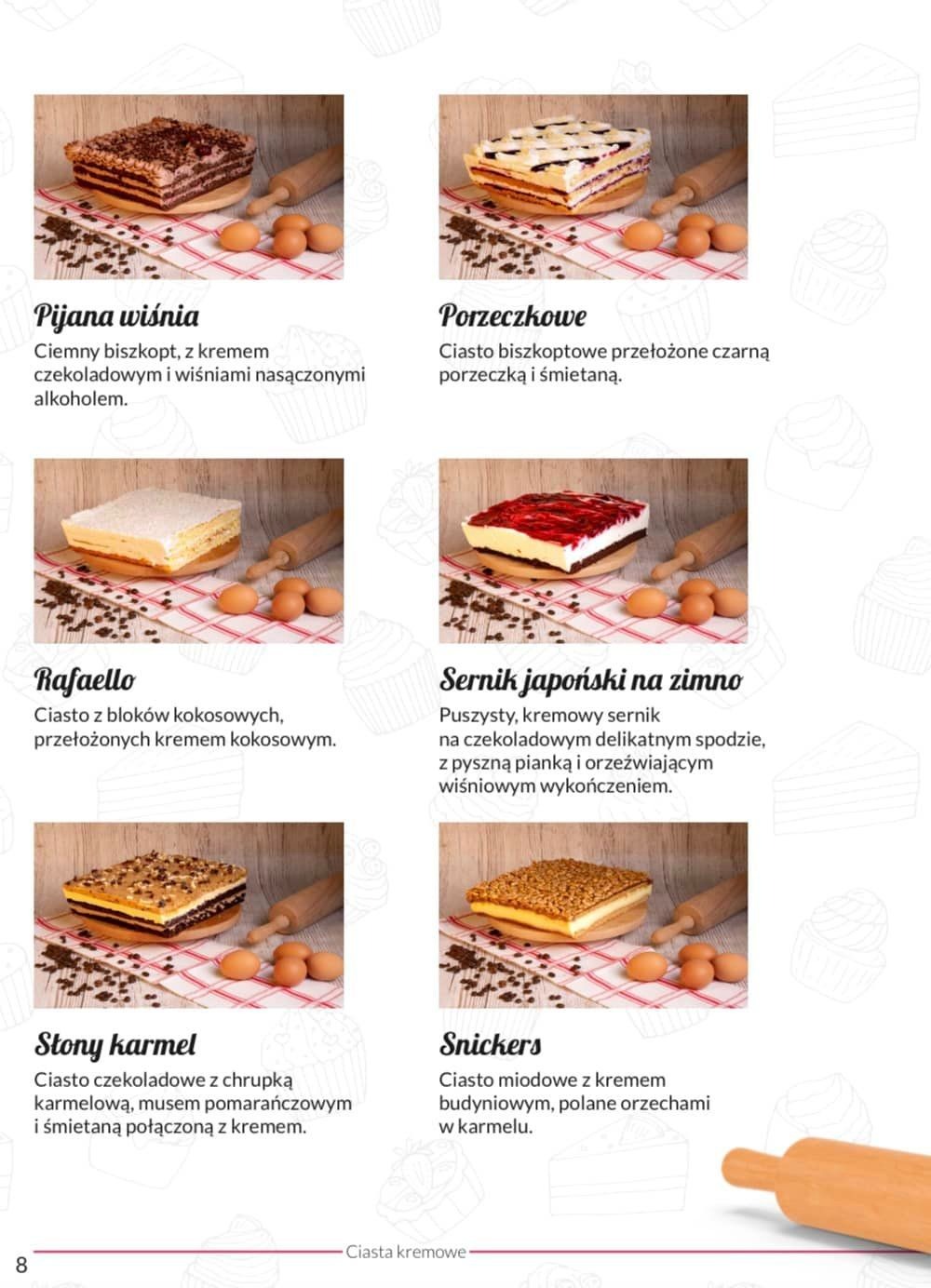 Katalog z kremowymi ciastami: Pijana Wiśnia, Porzeczkowe, Rafaello, Sernik Japoński na zimno, Stony Karmel, Snickers; każde ciasto zaprezentowane na deseczce z trzema brązowymi jajkami i drewnianym...
