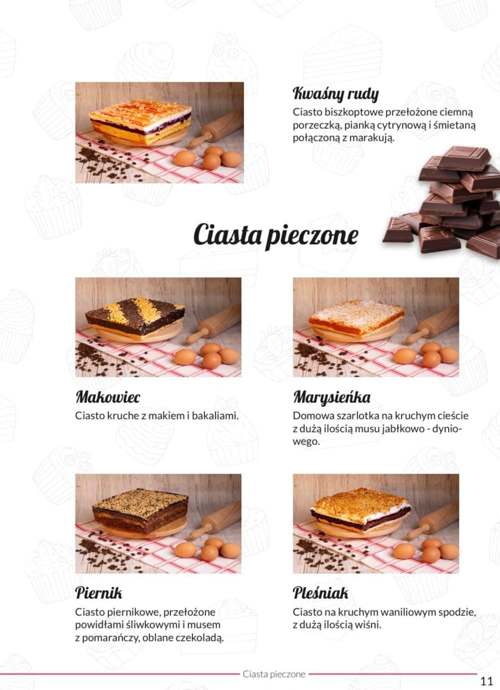 Zestawienie czterech rodzajów ciast pieczonych: biszkopt z porzeczką i marakują, makowiec, szarlotka z jabłkiem i dynią, piernik z powidłami i czekoladą, każdy na drewnianej desce z jajkami w tle.