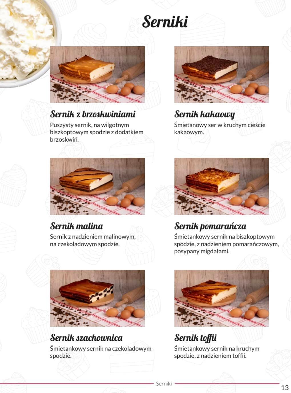 Kolaż przedstawiający różne rodzaje serników: z brzoskwiniami, kakaowy, malinowy, pomarańczowy, szachownica i toffi, każdy na drewnianej desce z kilkoma jajkami i ziarenkami kawy oraz wałkiem...