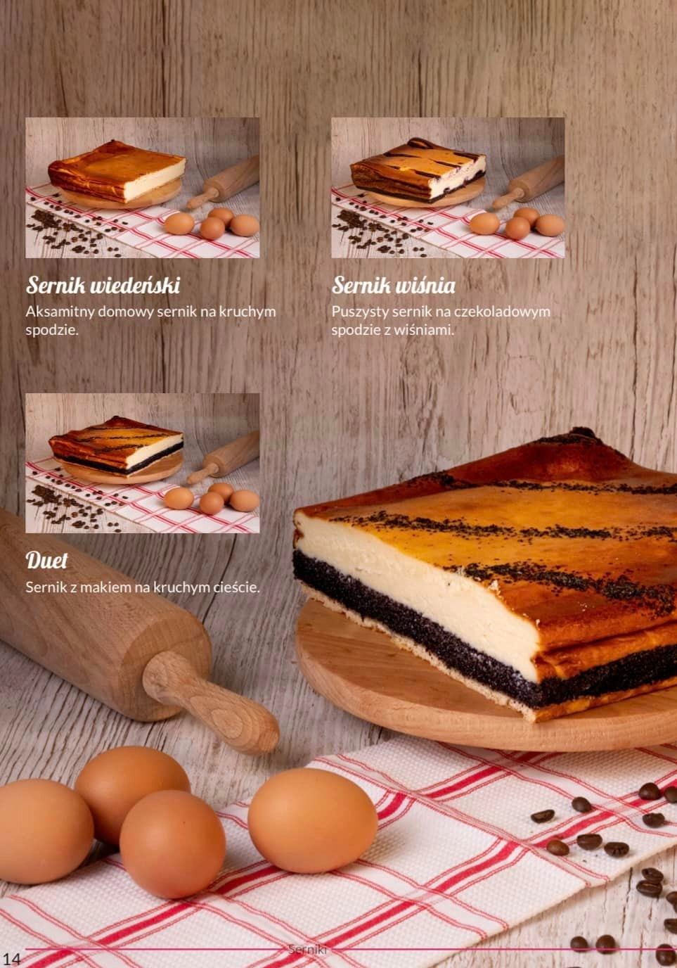 Kompozycja trzech rodzajów sernika: wiedeńskiego, wiśniowego i z makiem, każdy prezentowany w zbliżeniu, z dodatkiem jajek i ziaren kawy na drewnianych deskach i serwetce w kratkę.