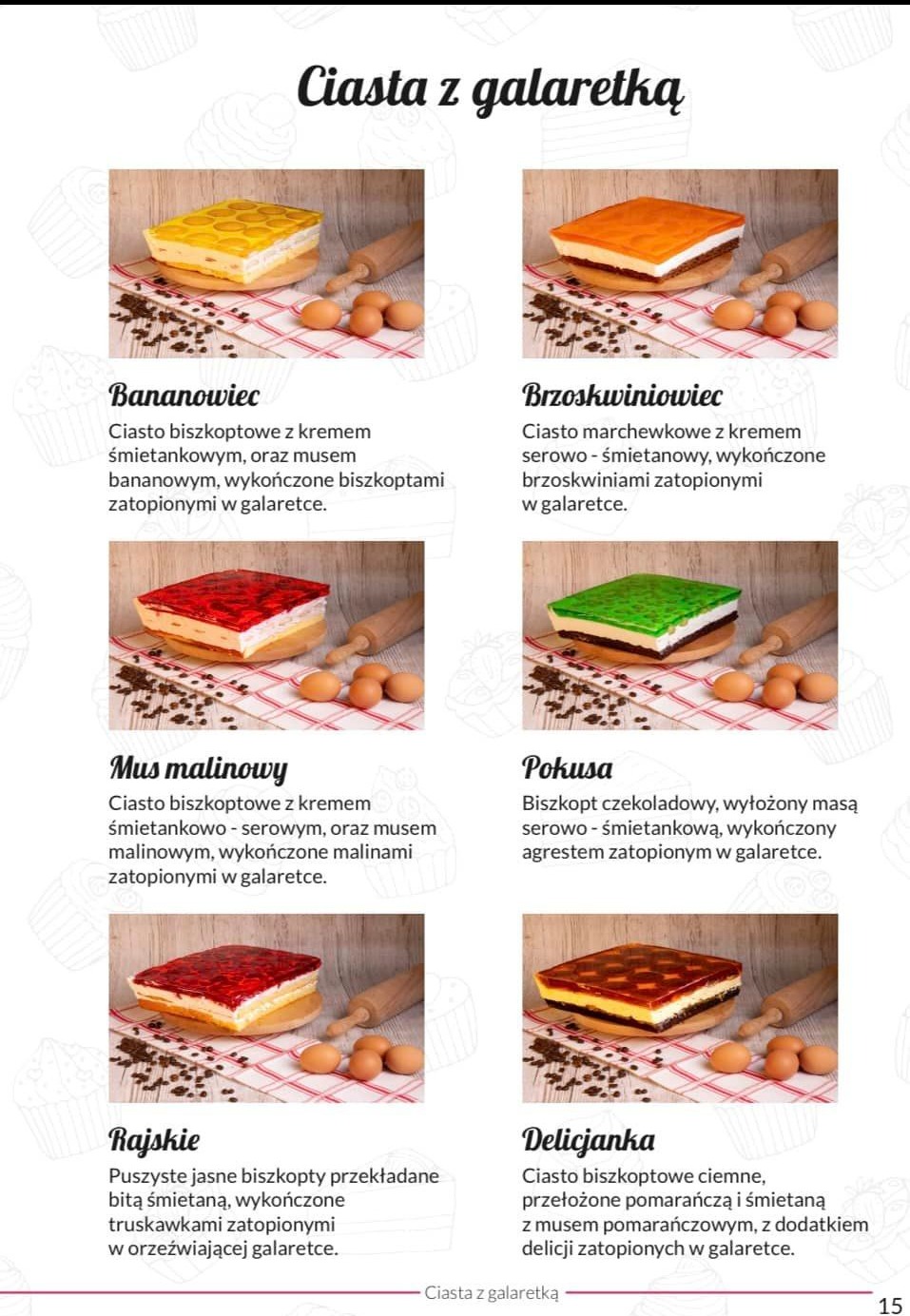 Kolaż sześciu ciast z galaretką: bananowiec, brzoskwiniowiec, mus malinowy, pokusa, rajskie, delicjanka, każde ciasto na drewnianej desce z jajkami i wałkiem do ciasta w tle.