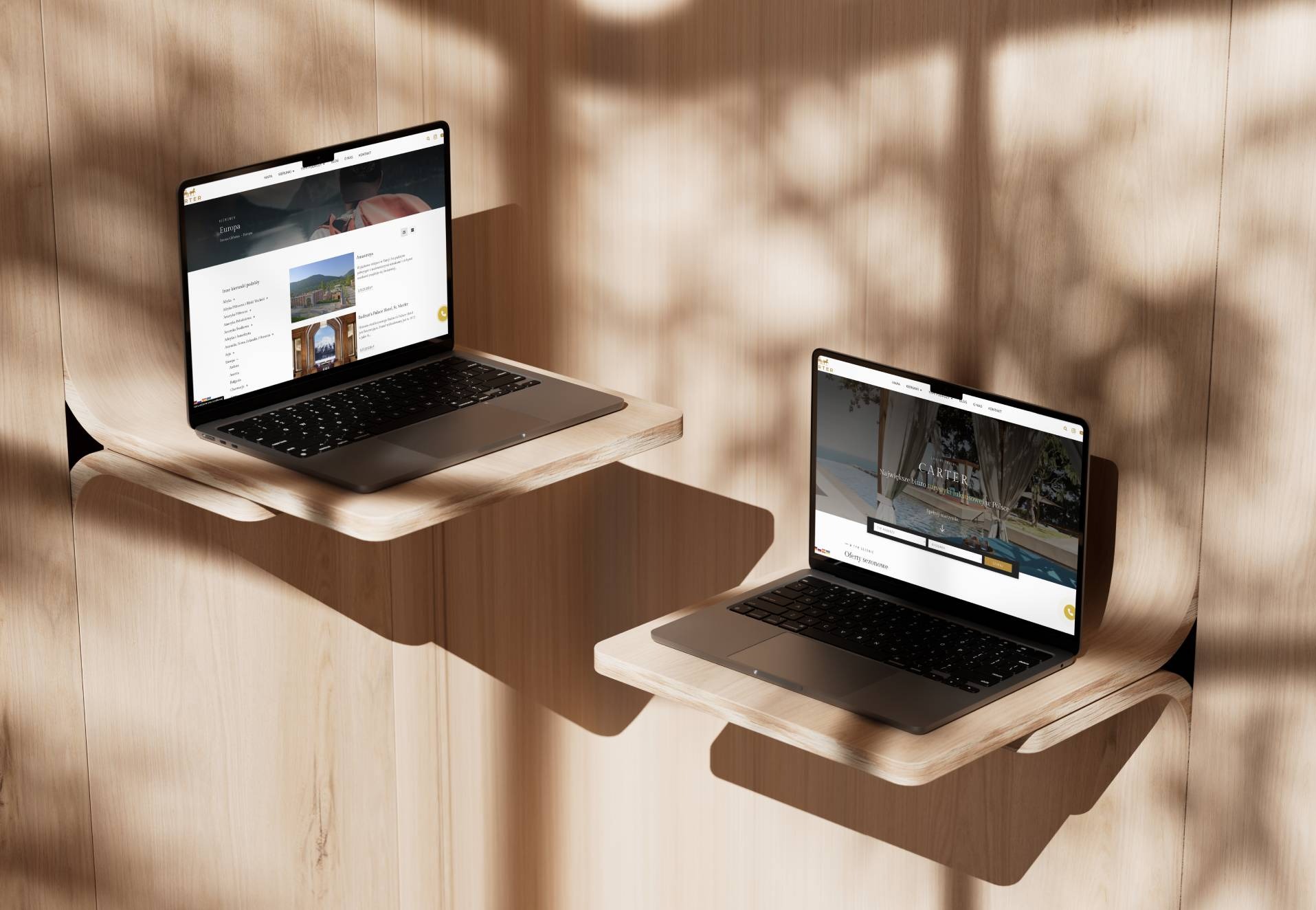 Dwa laptopy z wyświetlonymi stronami internetowymi na drewnianych półkach w Pile, oświetlone naturalnym światłem tworzącym cienie.